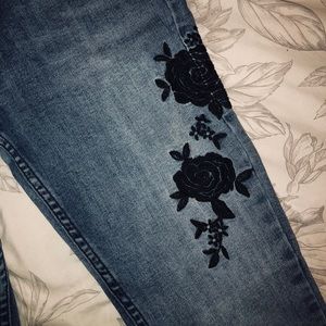 🌸2/20- F21 Rose Embroidered Denim Jeans